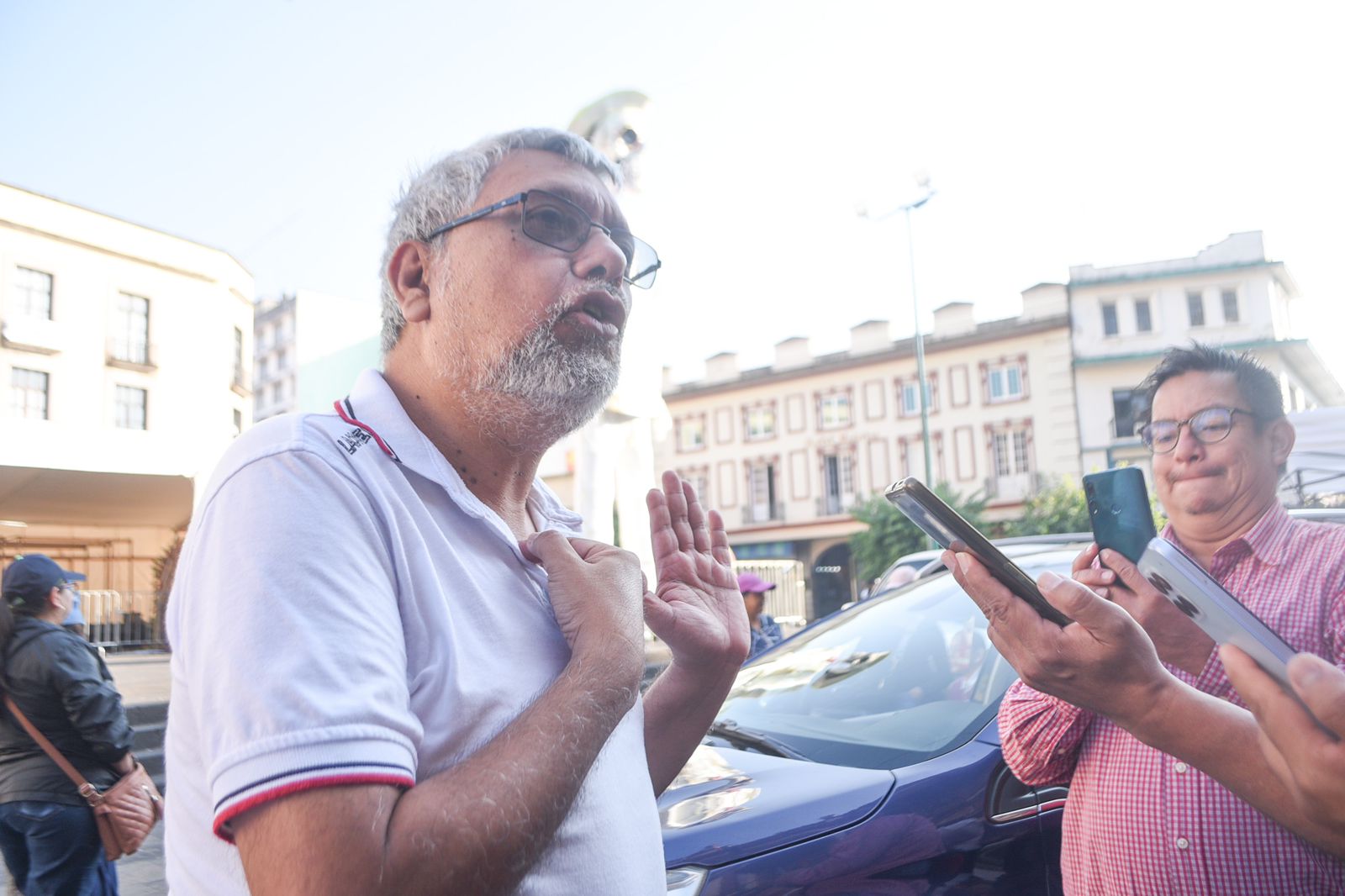 Señala que lo dieron de baja por supuesta renuncia, lo que dice es falso, se manifiesta con un plantón en la calle de Enríquez, con apoyo de compañeros