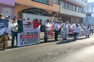 Jubilados de la Comisión Federal de Electricidad denuncian recortes de hasta 50% y acusan que la medida viola sus derechos al aplicarse de forma retroactiva